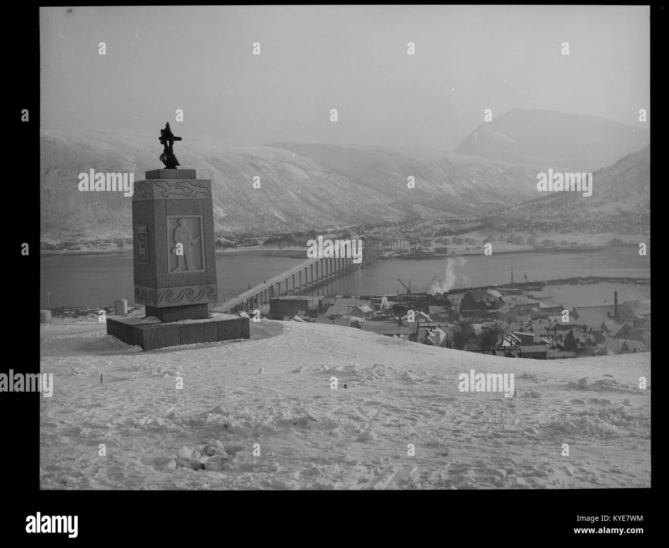 Photographie de Tromsø, Norvège, prise en janvier 2015, montrant des paysages urbains et naturels recouverts de neige, mettant en évidence le paysage urbain arctique, les caractéristiques côtières et les montagnes environnantes. Banque D'Images