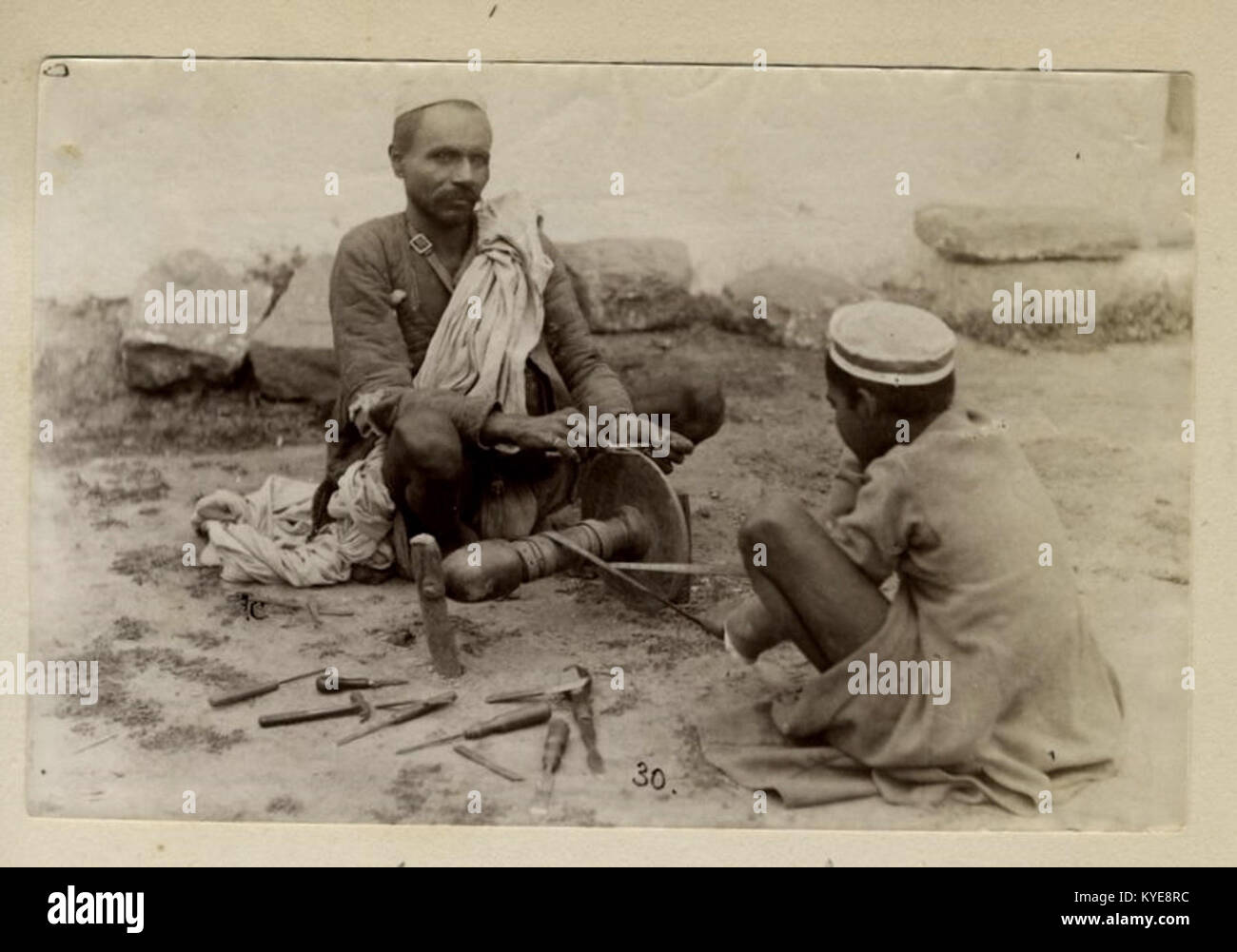 Deux hommes affûtage des couteaux avec une roue de pierre, de l'Inde dans les années 1880 Banque D'Images