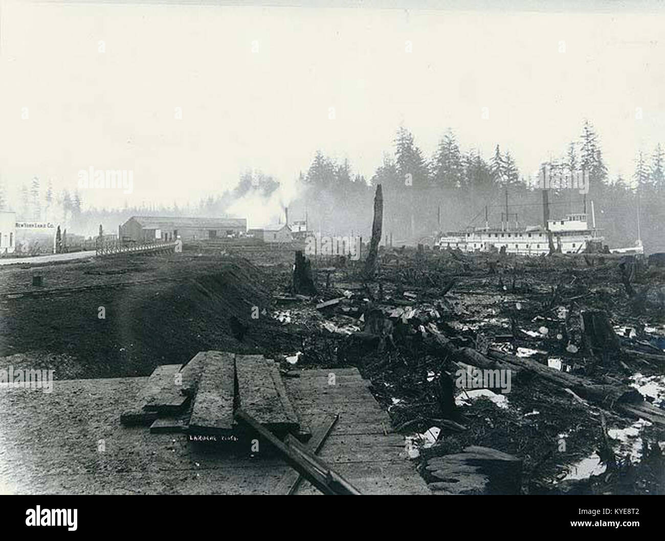 Deux bateaux à vapeur probablement sur le bord de la rivière Snohomish, Everett, Washington, janvier 1892 LAROCHE (180) Banque D'Images