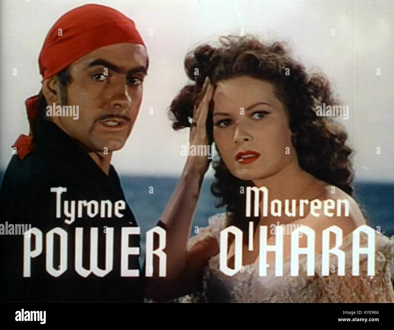 Cette image montre les acteurs Tyrone Power et Maureen O'Hara dans une scène du film de 1942 « The Black Swan », une aventure swashbuckling qui se déroule dans les Caraïbes du XVIIe siècle, illustrant le style dramatique classique des costumes hollywoodiens. Banque D'Images