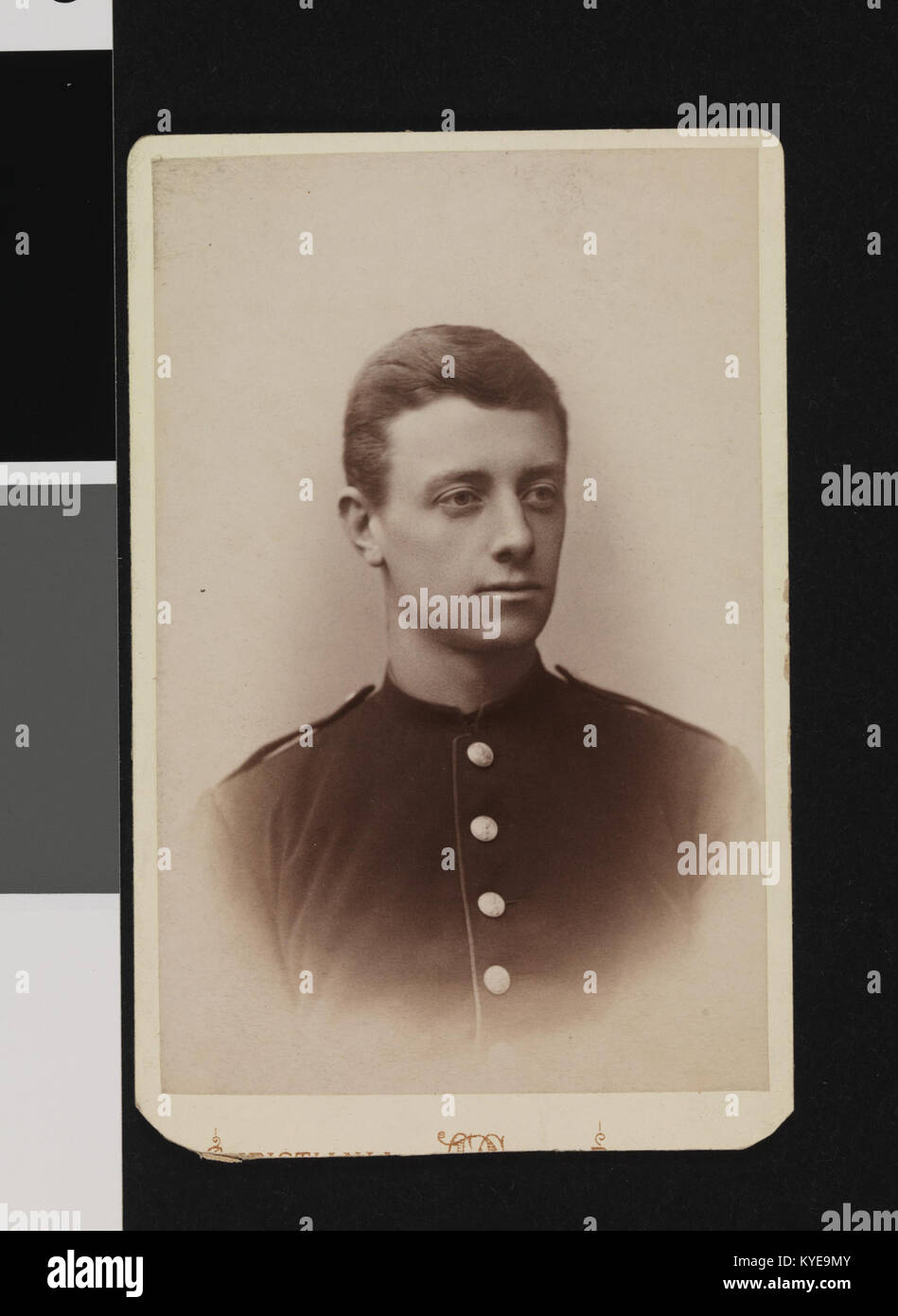 Cette photographie montre un soldat non identifié en uniforme militaire, attribué à Holmboe, montrant une tenue militaire typique. L'image offre un aperçu de la tenue et de l'équipement militaires des soldats au cours de la période, mettant en évidence les traditions militaires et la conception de l'uniforme. Banque D'Images