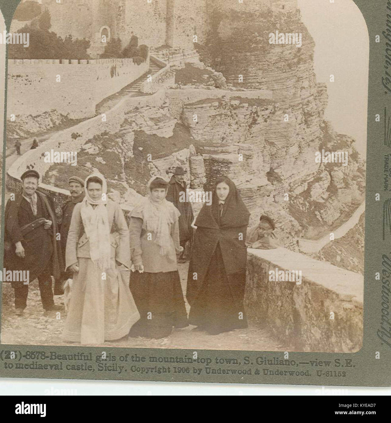 Une photographie stéréoscopique de 1906 par Underwood & Underwood représentant de jeunes femmes en tenue traditionnelle à San Giuliano, montrant la culture rurale italienne du début du XXe siècle. Banque D'Images