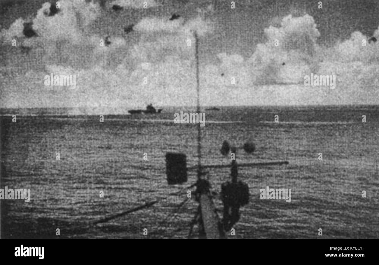 Une photographie de la seconde Guerre mondiale montrant l'USS Enterprise (CV-6) pendant la bataille des îles Santa Cruz, manœuvrant pour échapper aux attaques aériennes japonaises, un engagement naval important dans le Pacifique. Banque D'Images