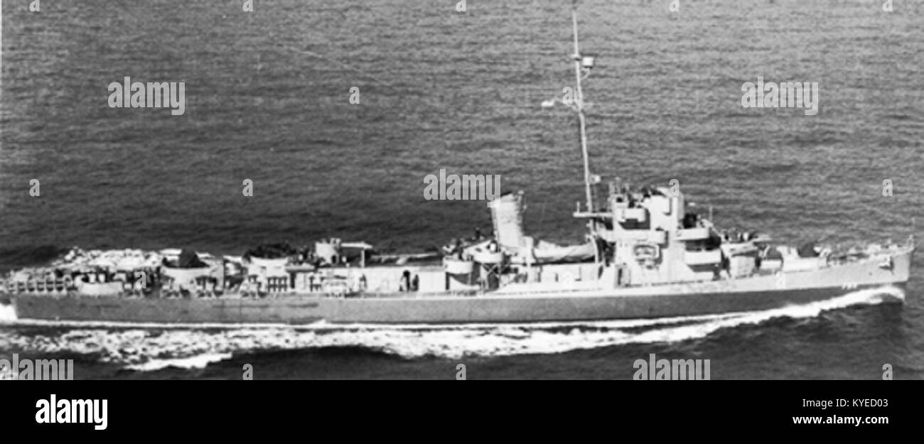 Une photographie de 1945 de l'USS Gunason (DE-795), un destroyer d'escorte de classe Buckley de la marine des États-Unis, montrée en cours de route pendant la seconde Guerre mondiale. Le navire a été utilisé pour l'escorte de convois et des opérations anti-sous-marines sur le théâtre du Pacifique. Banque D'Images