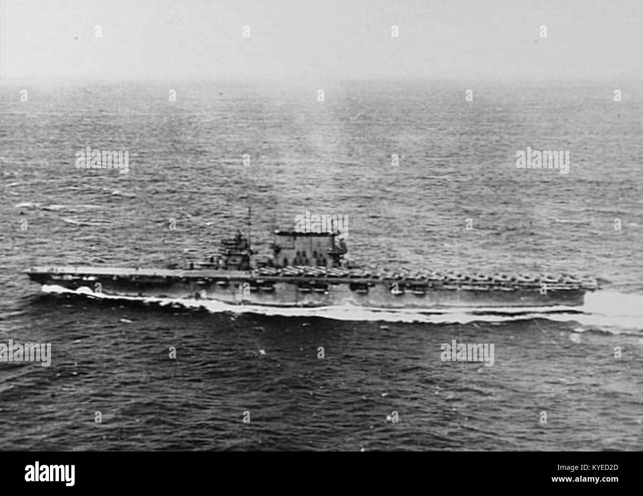 Photographie du porte-avions USS Saratoga (CV-3) en cours en mai 1944, montrant les opérations navales, la structure des navires de guerre et l'activité de l'US Navy pendant la seconde Guerre mondiale Banque D'Images