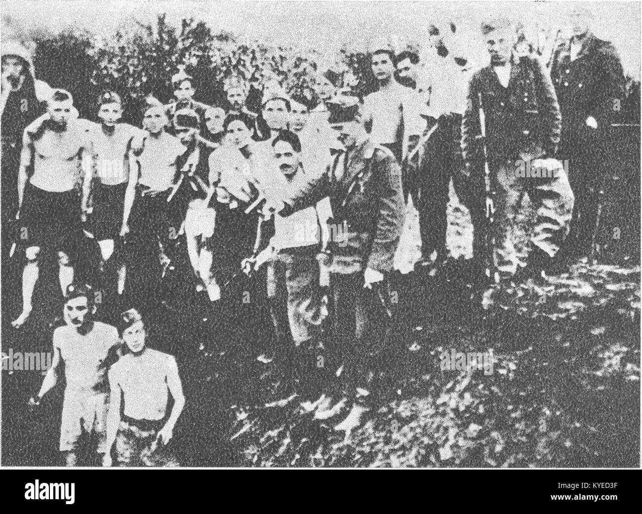 Une photographie historique montrant un officier de Ustaše tirant sur une victime pendant la seconde Guerre mondiale, documentant une atrocité en temps de guerre dans les Balkans. Banque D'Images