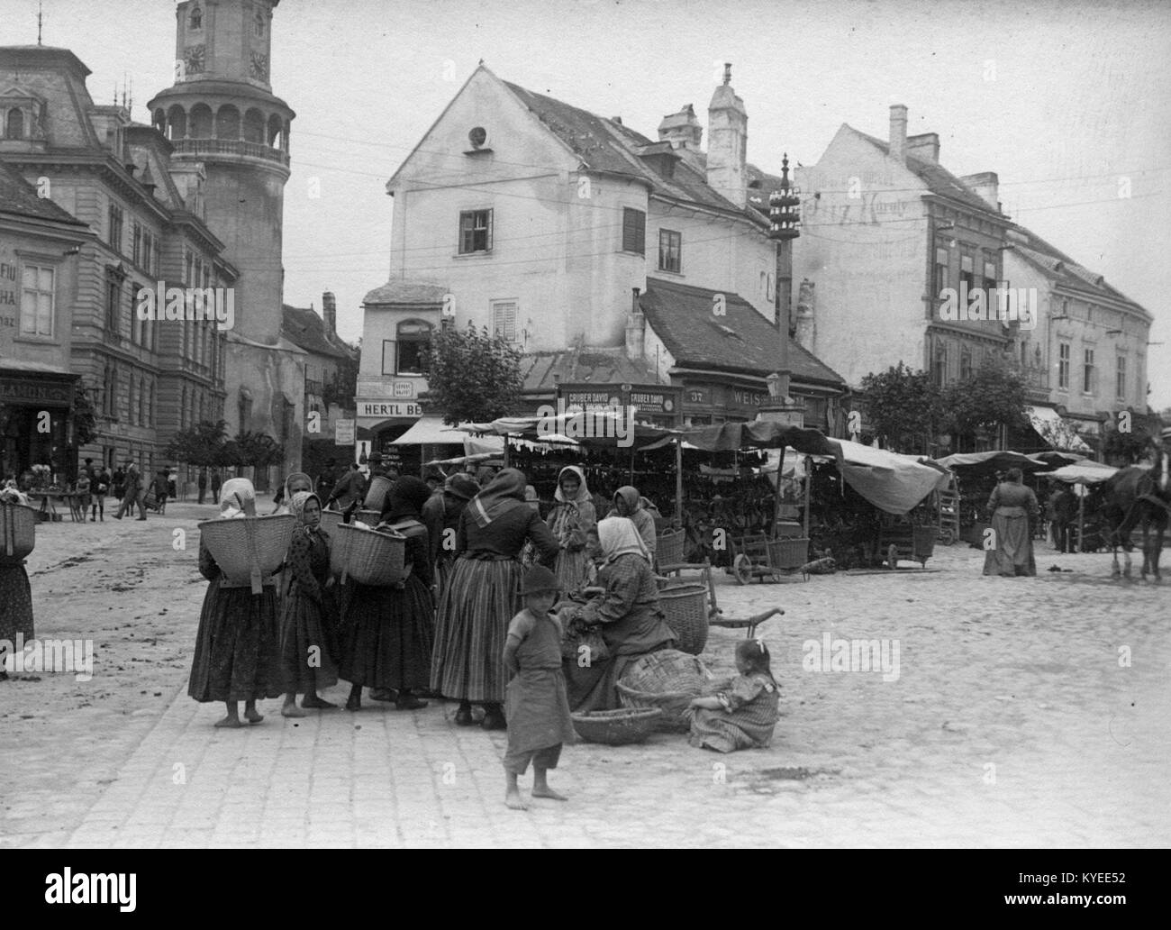 Une photographie historique montrant la zone de Várkerület face au Előkapu, avec la tour du feu visible en arrière-plan. L'image, qui fait partie des archives de Fortepan, capture l'architecture et le patrimoine urbains hongrois. Banque D'Images