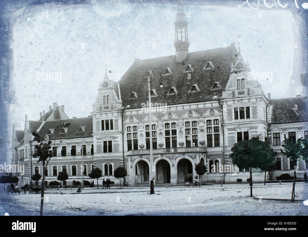 Une photographie historique du Vármegyeház (mairie) en Hongrie, extraite des archives de Fortepan, illustrant la conception architecturale et l'importance administrative de ce bâtiment gouvernemental. Banque D'Images