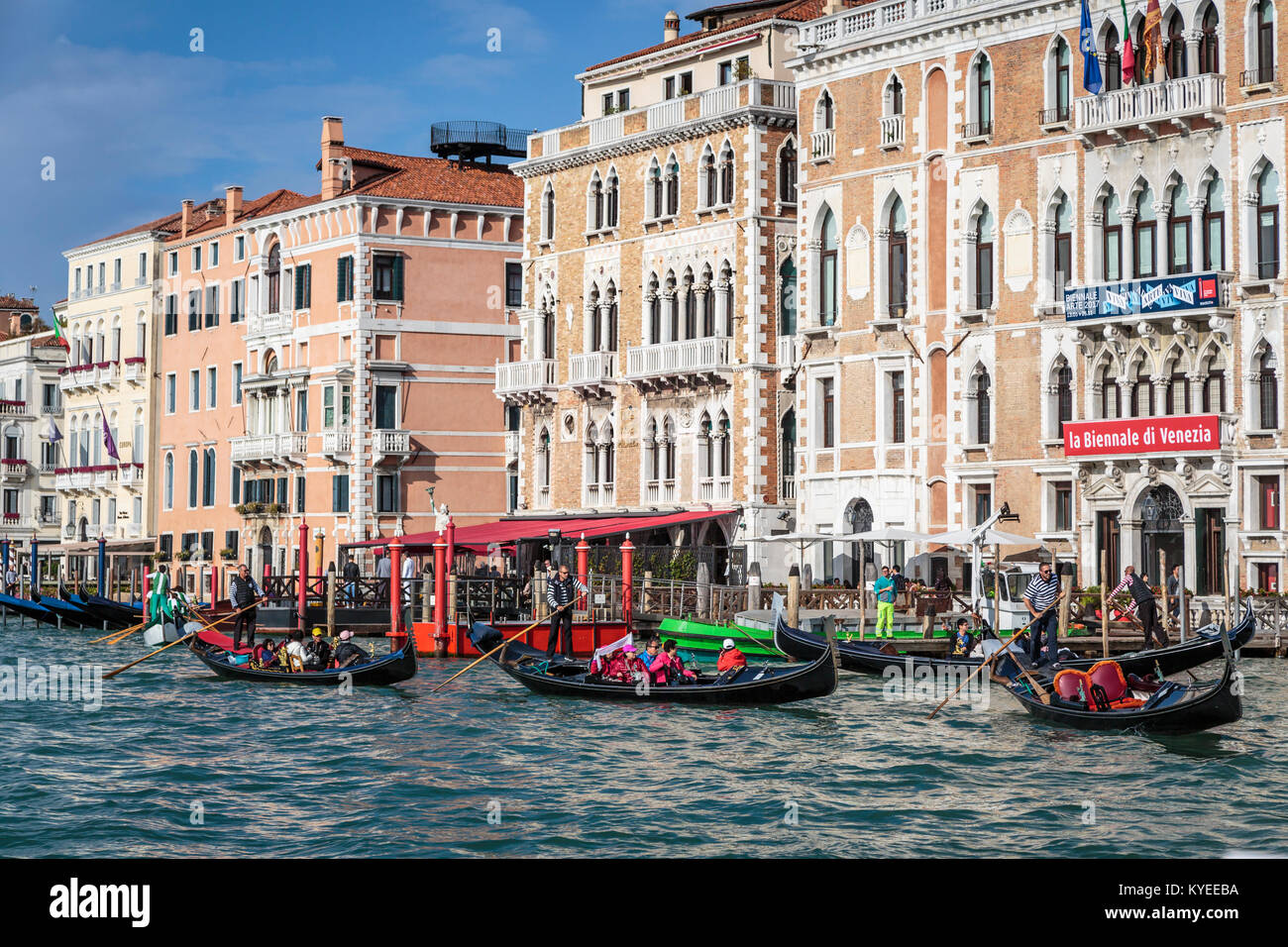 Côté Canal bâtiments et gondoles sur le Grand Canal à Venise, Vénétie, Italie, Europe, Banque D'Images