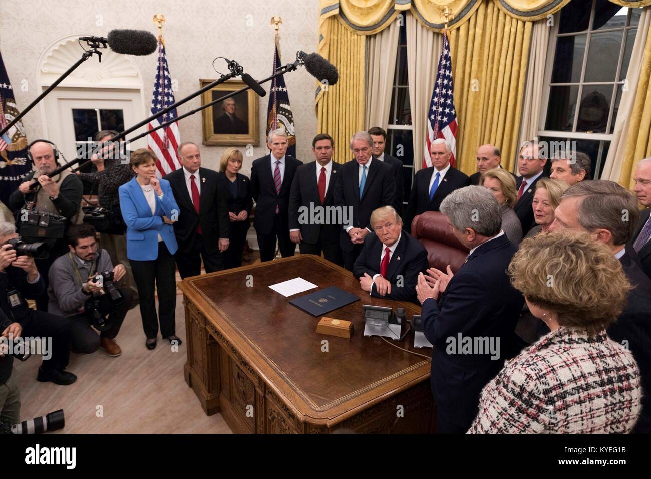 Le Président américain Donald Trump parle avec les membres du Congrès lors de la signature de la Loi sur l'interdiction lors d'une cérémonie dans le bureau ovale de la Maison Blanche le 10 janvier 2018 à Washington, DC. La loi fournit la plus récente technologie de contrôle pour aider à empêcher que des opioïdes d'entrer dans le pays. Banque D'Images