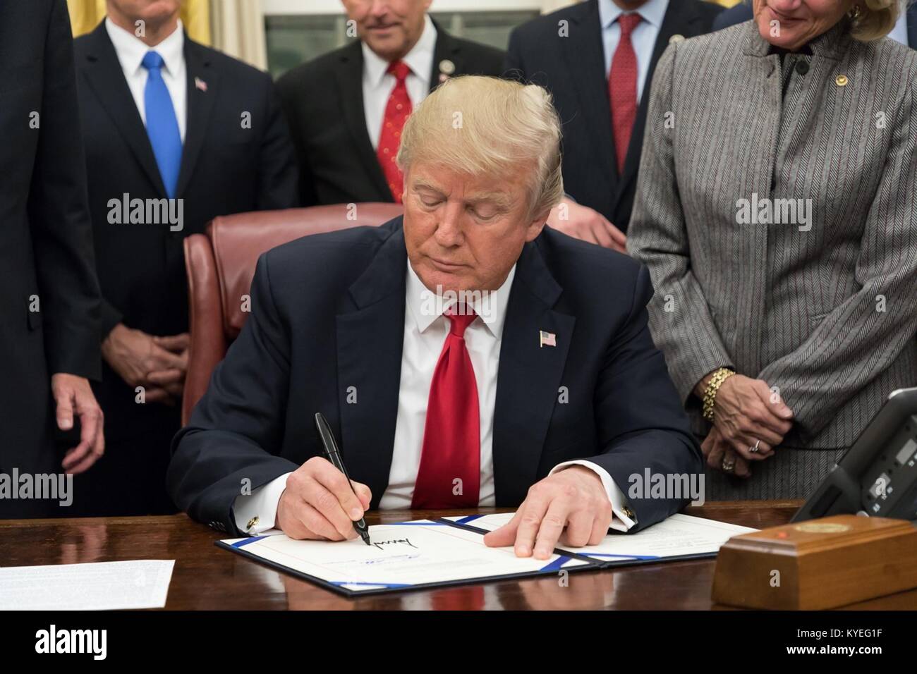 Le Président américain Donald Trump signe la loi La Loi sur l'interdiction lors d'une cérémonie dans le bureau ovale de la Maison Blanche le 10 janvier 2018 à Washington, DC. La loi fournit la plus récente technologie de contrôle pour aider à empêcher que des opioïdes d'entrer dans le pays. Banque D'Images