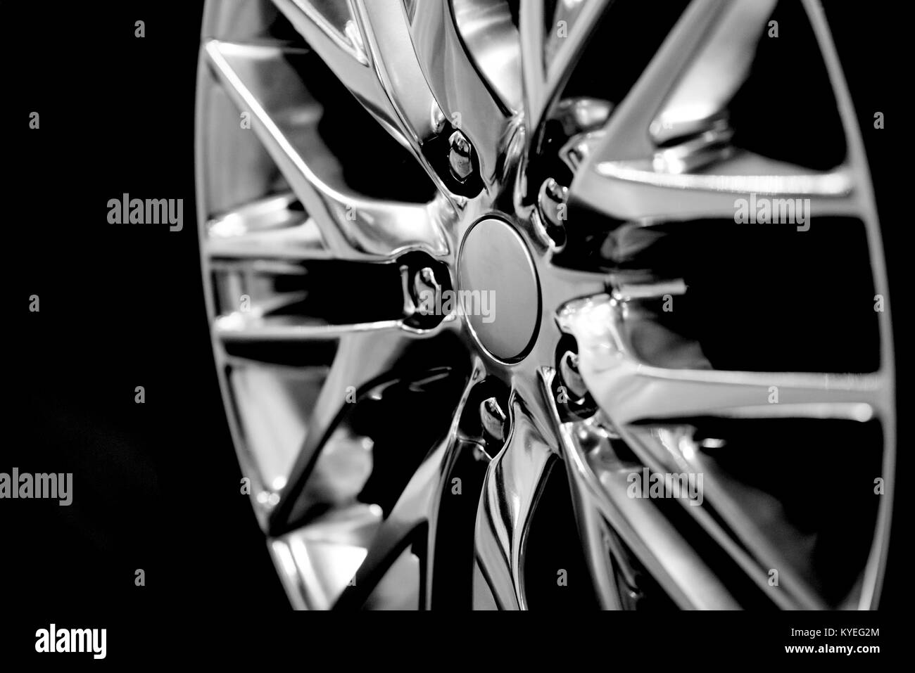 Roue en alliage chromé de luxe en close-up qu'un service de l'arrière-plan (B&W filtre HDR). Banque D'Images