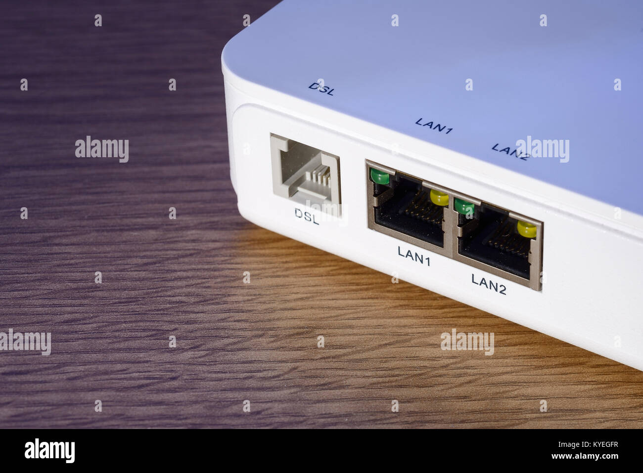 Douilles câble réseau sur un routeur modem Banque D'Images Douilles câble réseau sur un routeur modem Banque D'Images