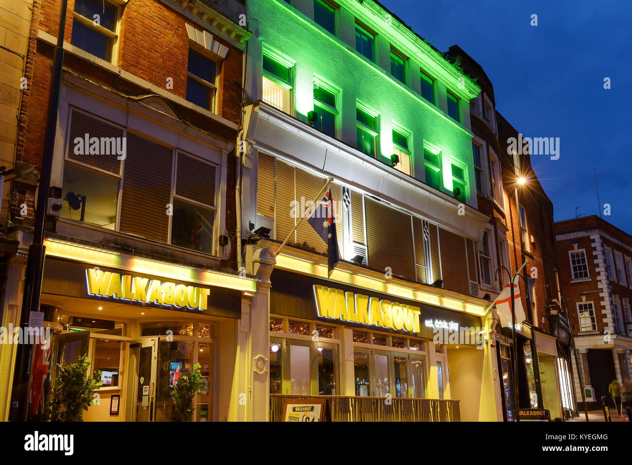 Le Walkabout bar de nuit dans le centre-ville de Derby UK Banque D'Images