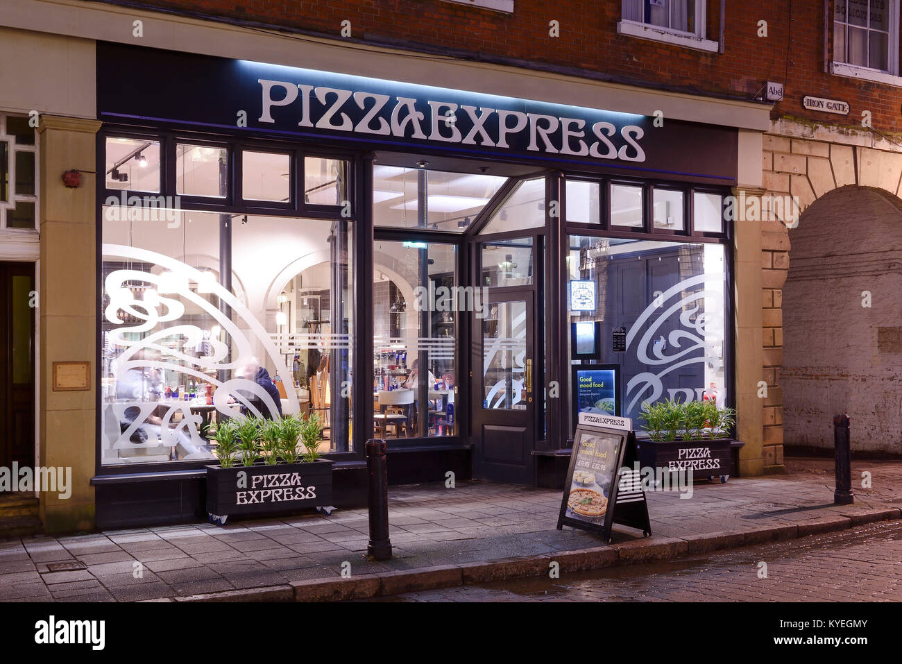 Pizza Express restaurant sur porte de fer dans le centre-ville de Derby UK Banque D'Images