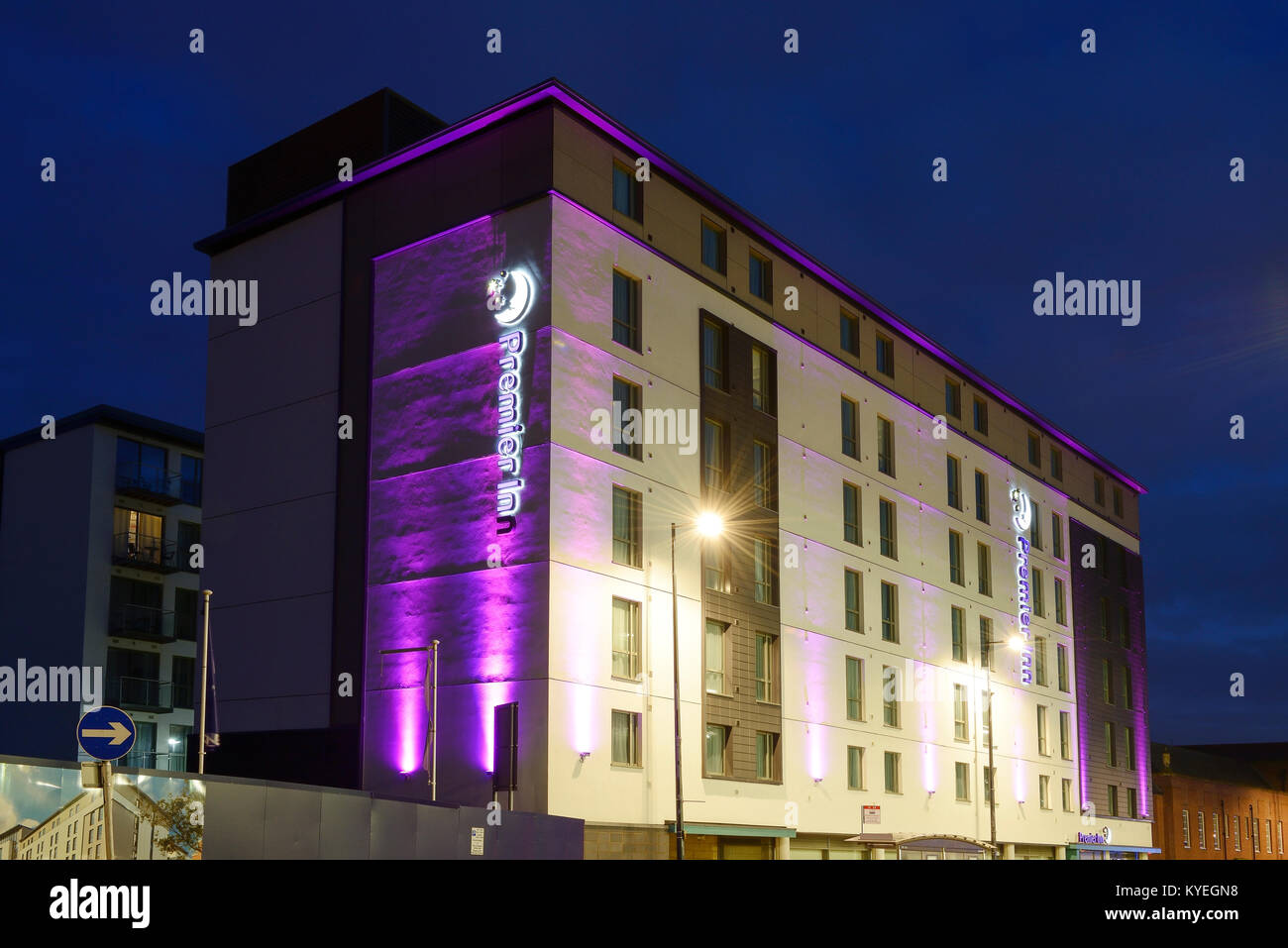 Hôtel Premier Inn dans la nuit dans le centre-ville de Derby UK Banque D'Images