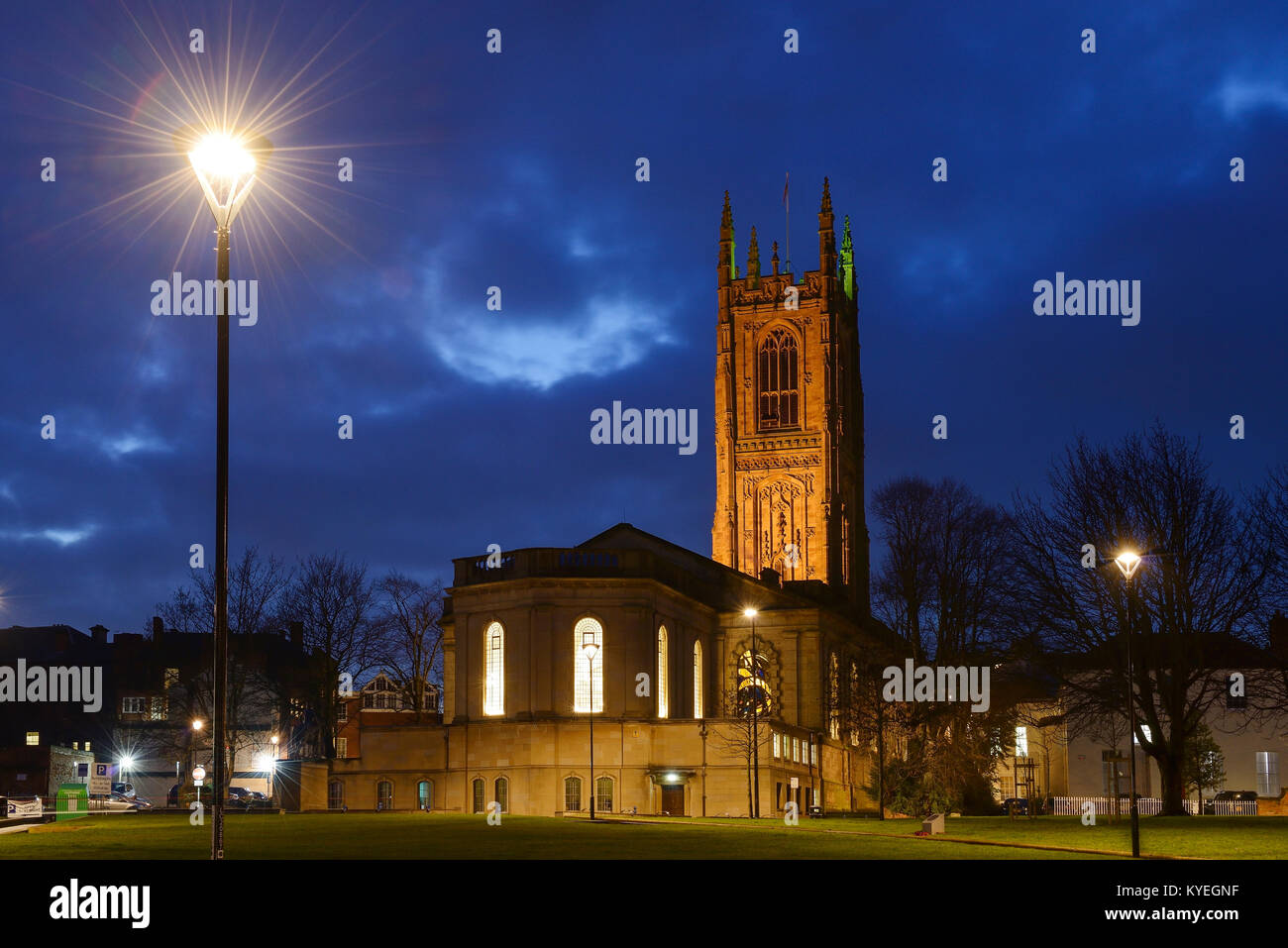 La Cathédrale de nuit dans le centre-ville de Derby UK Banque D'Images