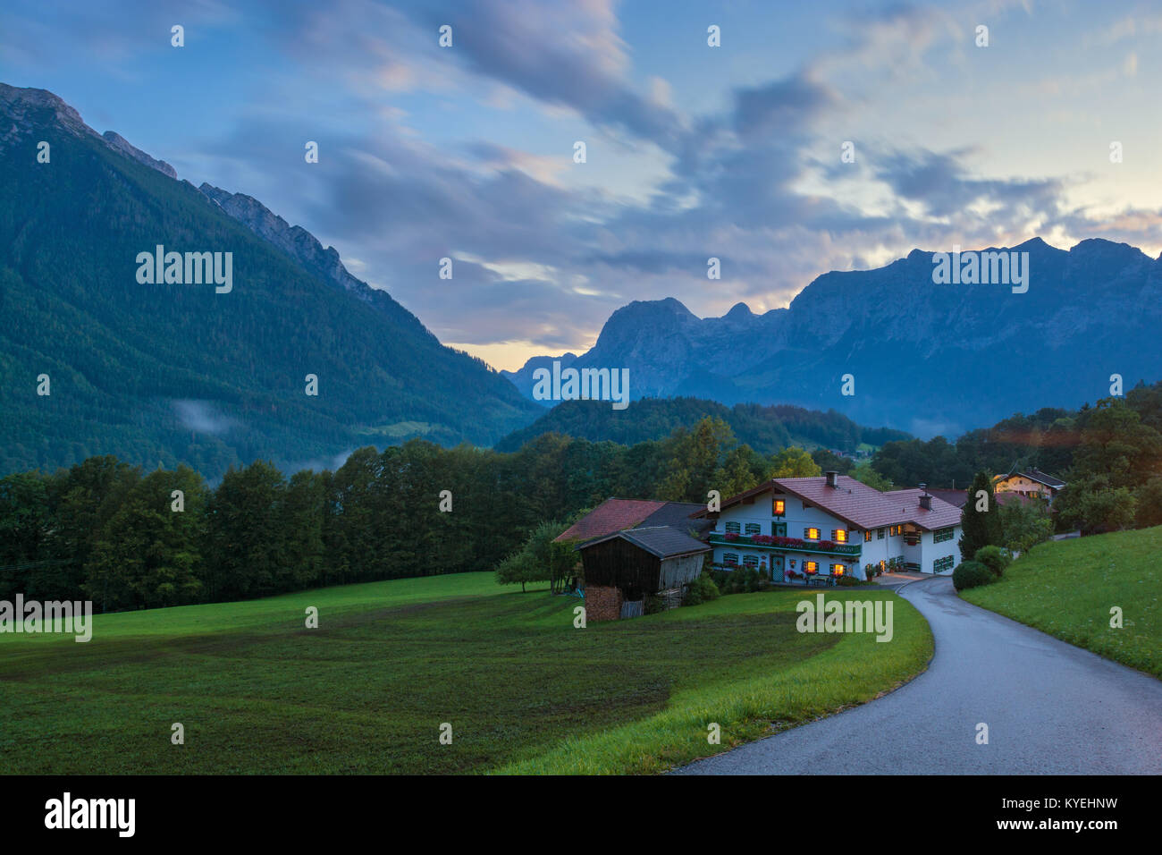 Alpine valley avec country living house, tard en soirée, Allemagne Banque D'Images