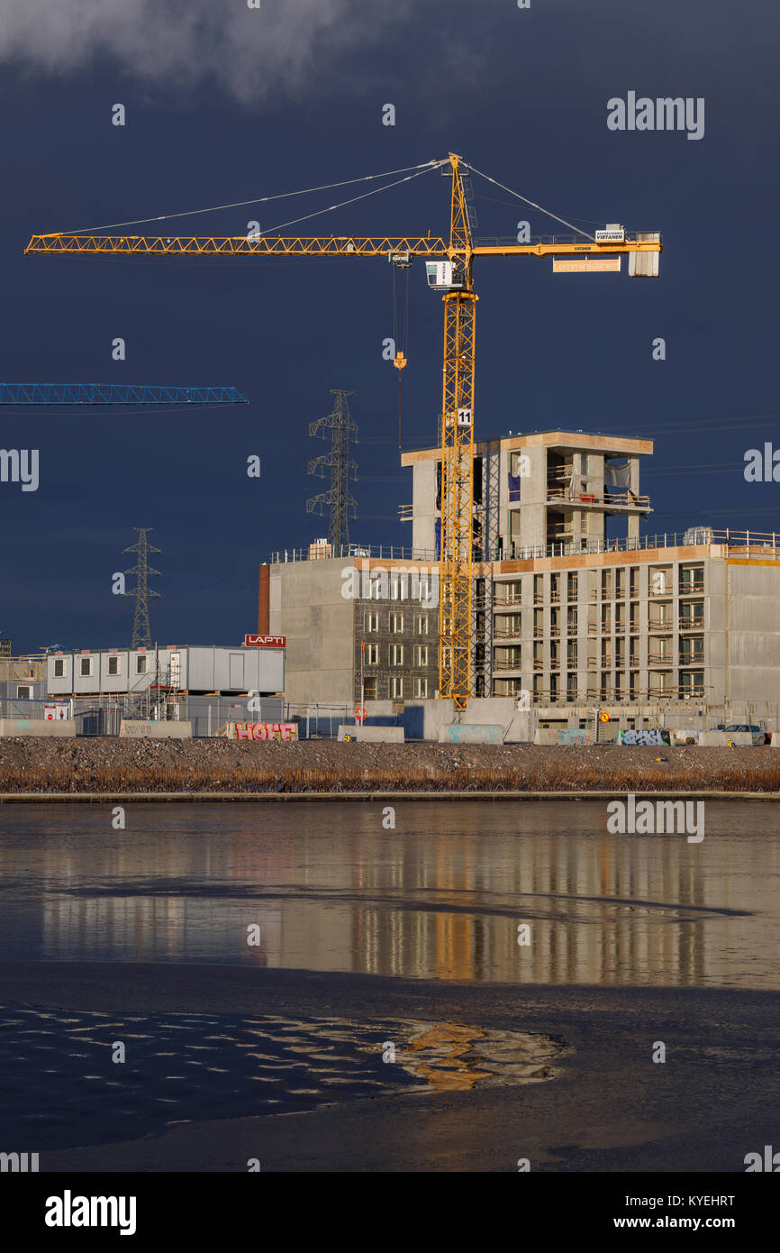 Bâtiment moderne de plusieurs étages en construction avec son squelette de béton de prendre forme à la nouvelle zone résidentielle Kalasatama Banque D'Images