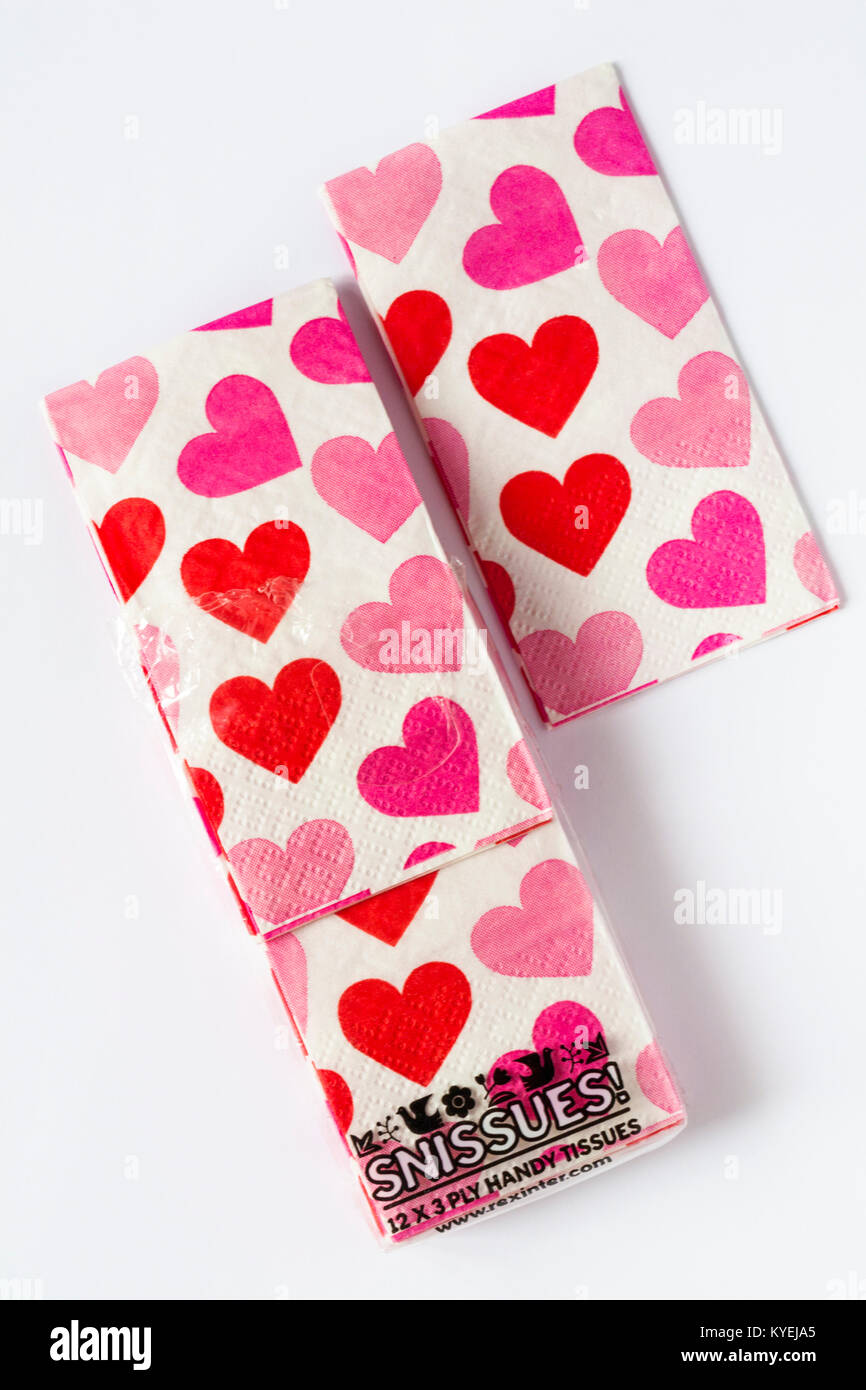Pack d'Snissues 12x 3plis tissus pratique avec coeur design - un tissu retiré de pack isolé sur fond blanc - nécessaire pour la Saint-Valentin ? Banque D'Images