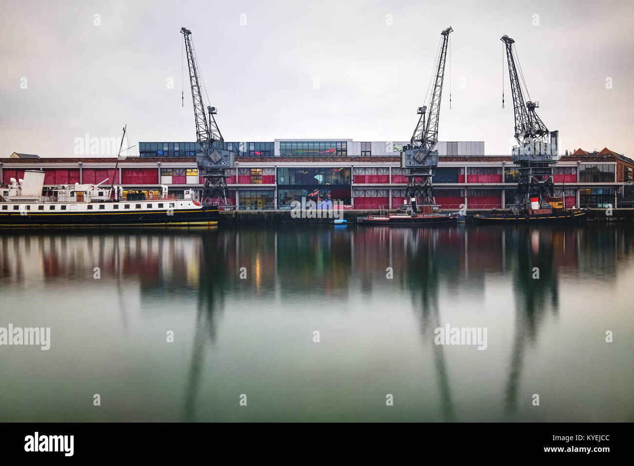 Harborisde du Bristol, avec le M-hangar et grues à quai Banque D'Images