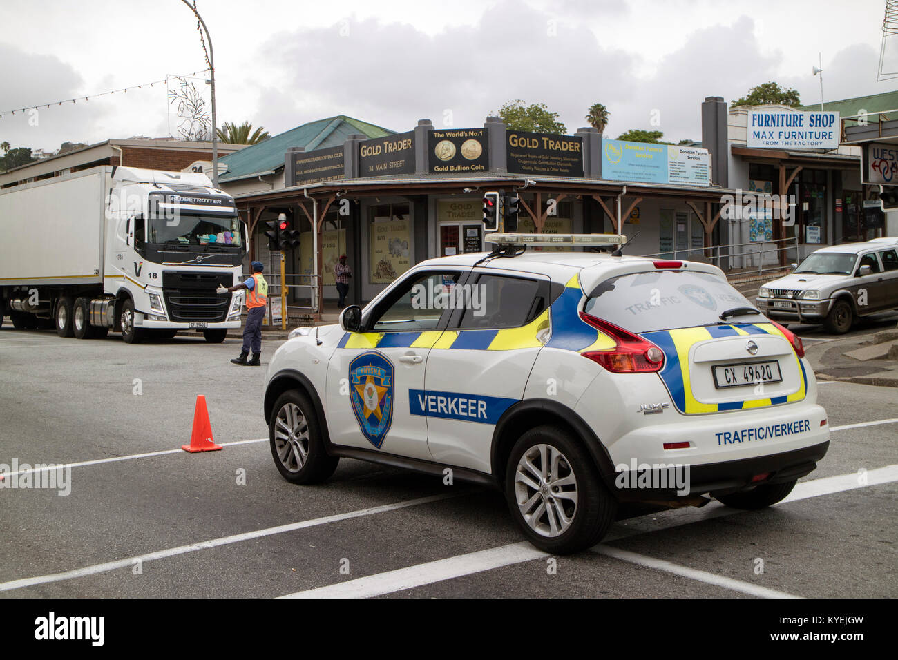 Knysna Western Cape Afrique du Sud. Décembre 2017. Voiture de police et l'office de tourisme de diriger la circulation dans la rue principale. Banque D'Images