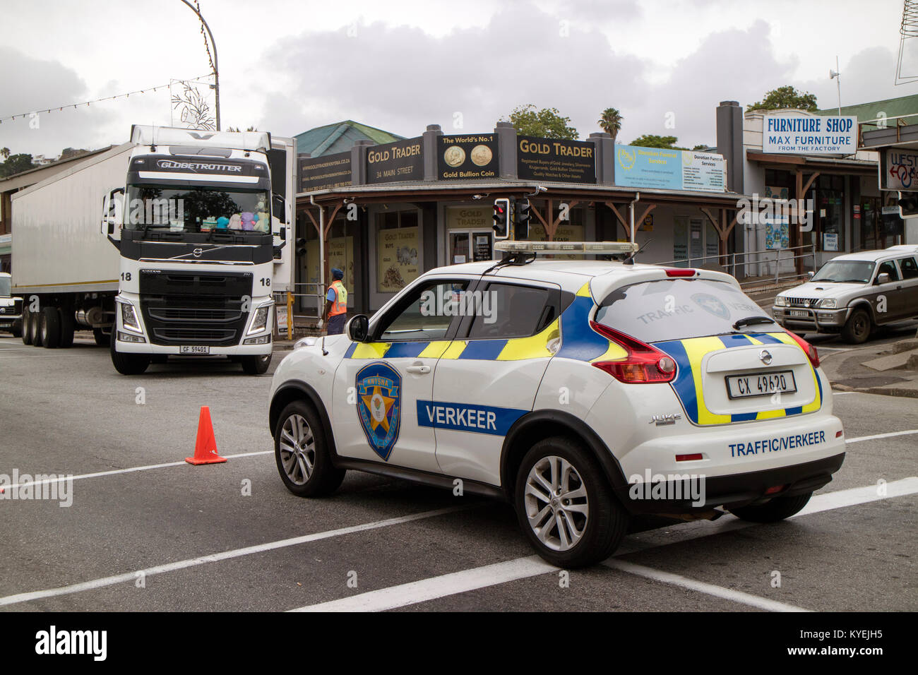 Knysna Western Cape Afrique du Sud. Décembre 2017. Voiture de police et l'office de tourisme de diriger la circulation dans la rue principale. Banque D'Images