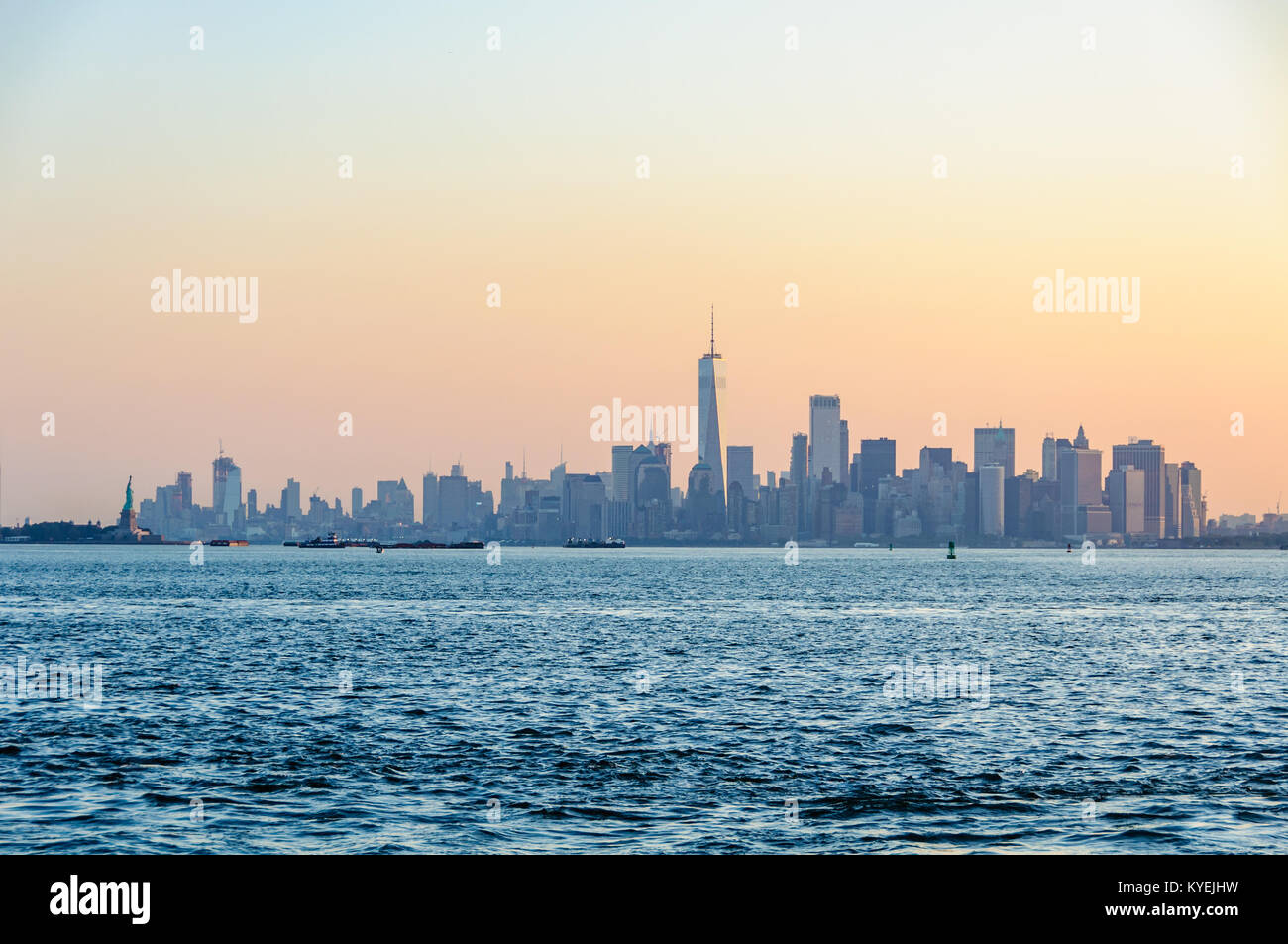 La première lumière sur la partie basse de Manhattan vu depuis le ferry pour Staten Island, New York, USA Banque D'Images