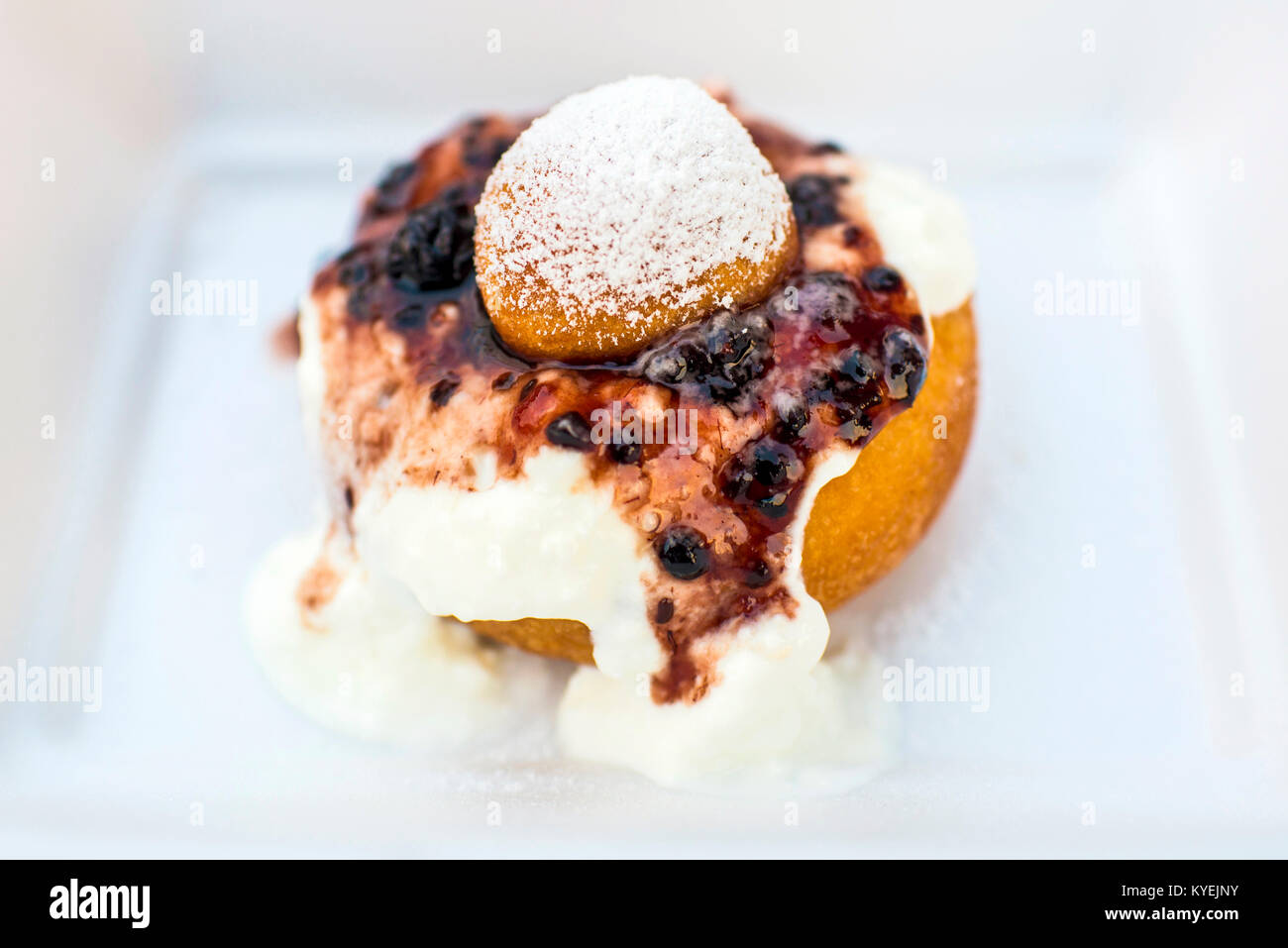 Délicieux gâteau traditionnel roumain papanasi fait de confiture et fromage Banque D'Images