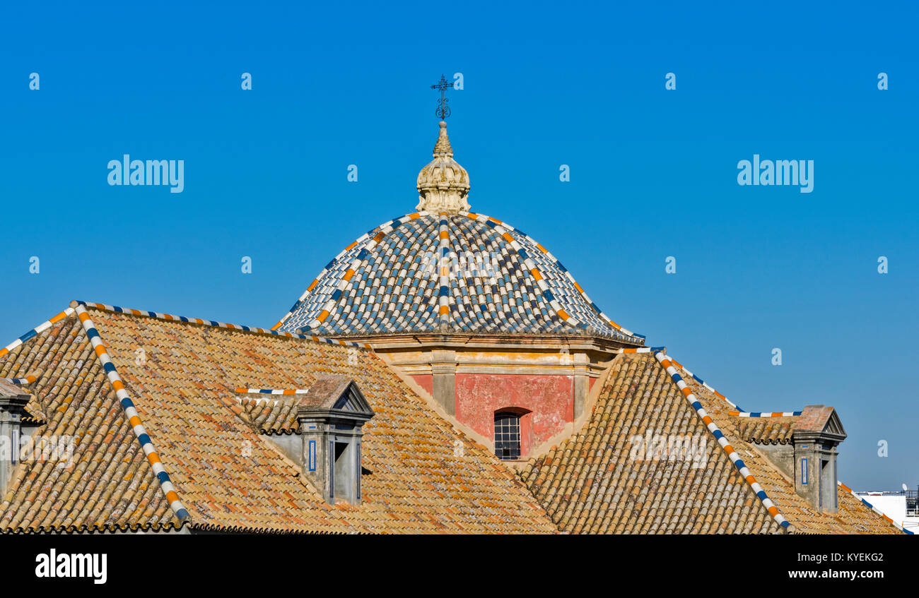Séville espagne SKYLINE à toit de tuiles de couleur VERS D'UNE ÉGLISE Banque D'Images