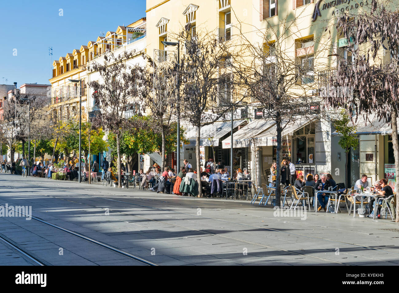 Séville espagne rue typique avec des cafés en plein air plein de gens Banque D'Images