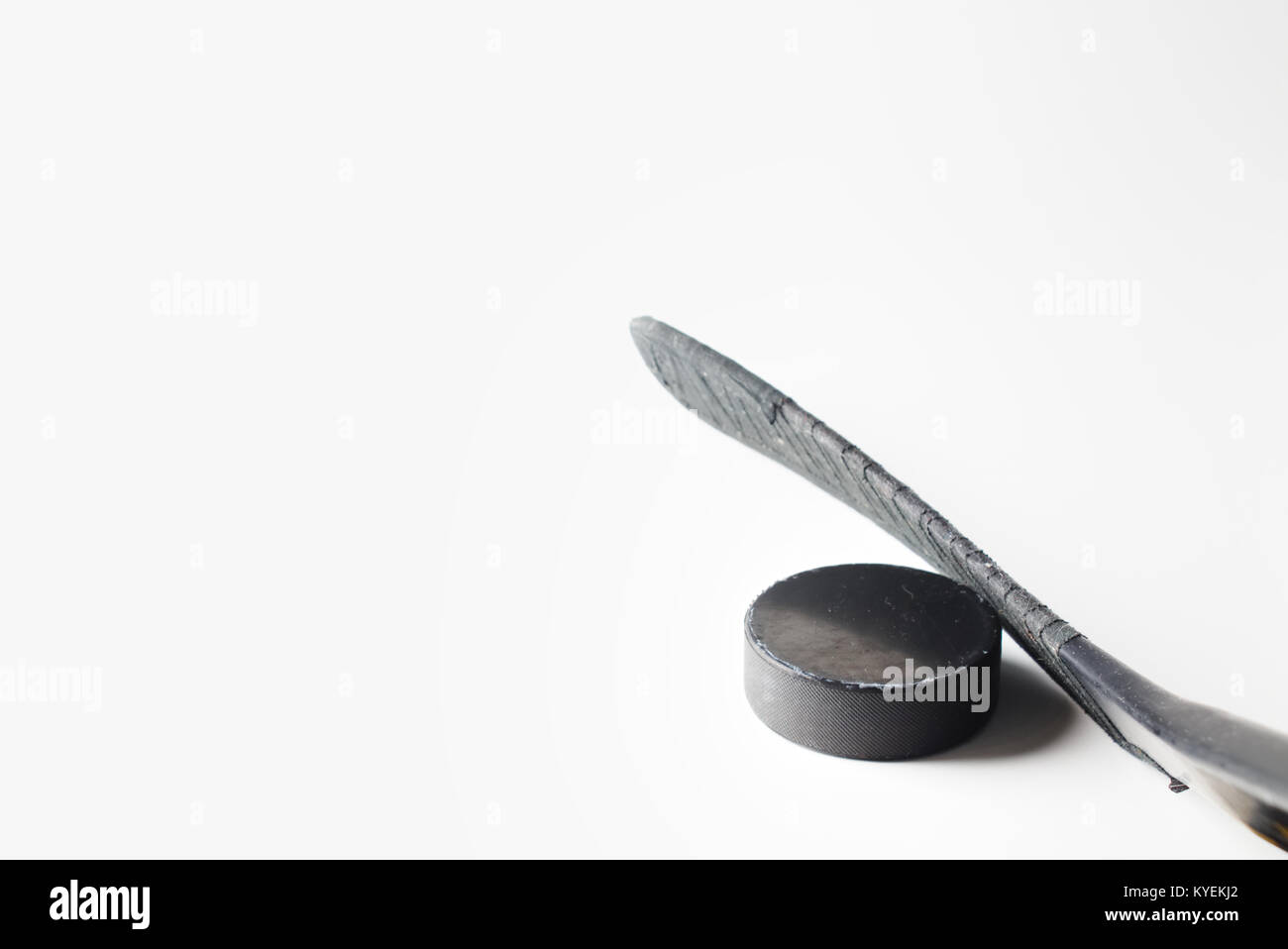 Bâton de hockey sur glace et pointeur sur fond blanc Banque D'Images