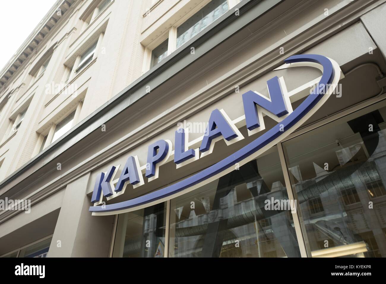 Signer avec logo sur la façade d'un centre de préparation aux tests standardisés Kaplan dans le South of Market (SoMa) quartier de San Francisco, Californie, 13 octobre 2017. () Banque D'Images