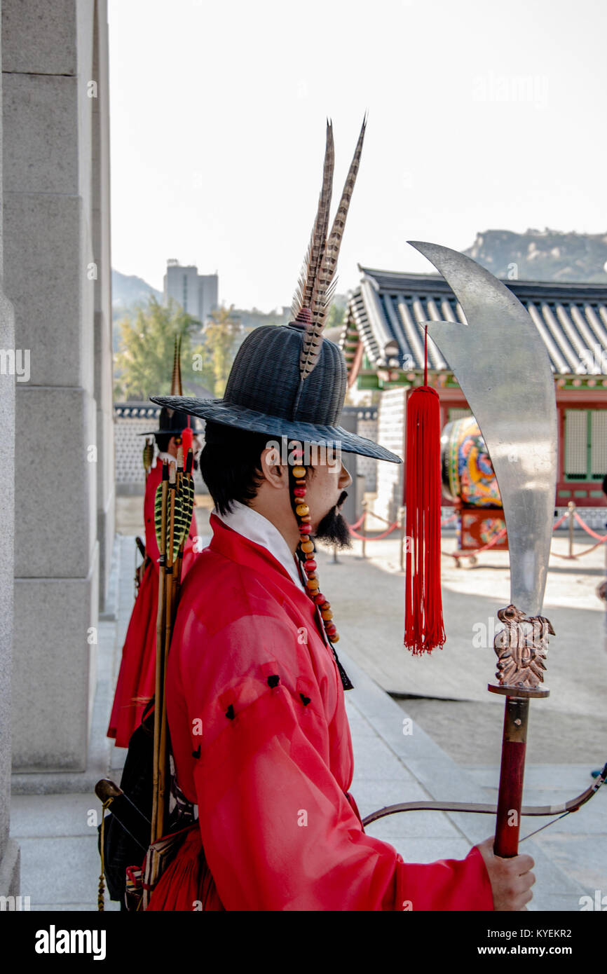 Séoul, Corée du Sud, octobre 2012 : Six fois par semaine, le Guard-Changing Royal Cérémonie en costumes traditionnels de la dynastie Joseon est refait au Palais Gyeongbok Banque D'Images