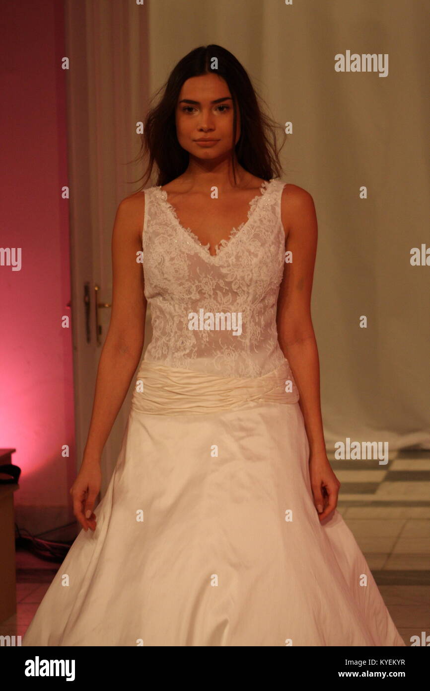 Un modèle porte une création de designer de mode Vlassi. Holeva Le premier jour de la semaine de la mode nuptiale dans Megaro Zappeio à Athènes où les créateurs de mode grec montrent les tendances de la suite nuptiale, robe de soirée et costumes. (Photo de George/Panagakis Pacific Press) Banque D'Images