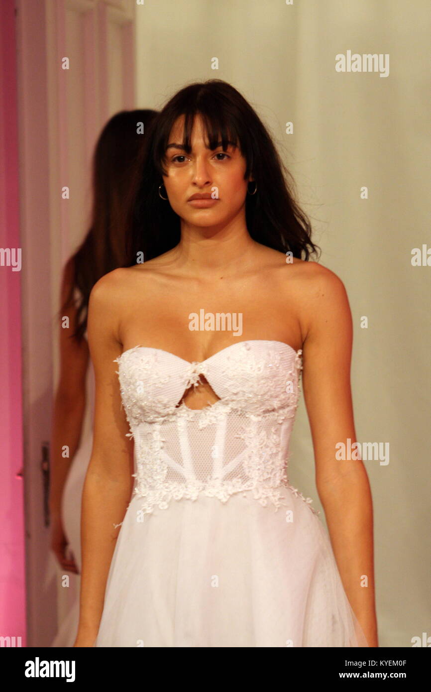 Un modèle porte une création de designer de mode Vlassi. Holeva Le premier jour de la semaine de la mode nuptiale dans Megaro Zappeio à Athènes où les créateurs de mode grec montrent les tendances de la suite nuptiale, robe de soirée et costumes. (Photo de George/Panagakis Pacific Press) Banque D'Images