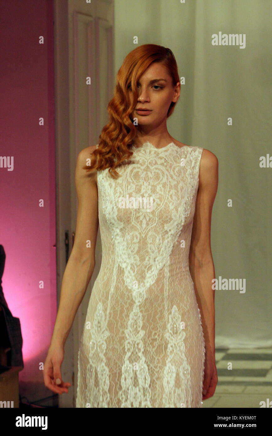 Un modèle porte une création de designer de mode Kathy Heyndels. Le premier jour de la semaine de la mode nuptiale dans Megaro Zappeio à Athènes où les créateurs de mode grec montrent les tendances de la suite nuptiale, robe de soirée et costumes. (Photo de George/Panagakis Pacific Press) Banque D'Images