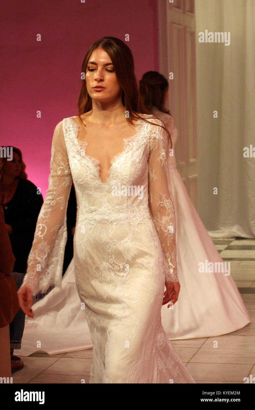 Un modèle porte une création de designer de mode Michalis Maniatis. Le premier jour de la semaine de la mode nuptiale dans Megaro Zappeio à Athènes où les créateurs de mode grec montrent les tendances de la suite nuptiale, robe de soirée et costumes. (Photo de George/Panagakis Pacific Press) Banque D'Images