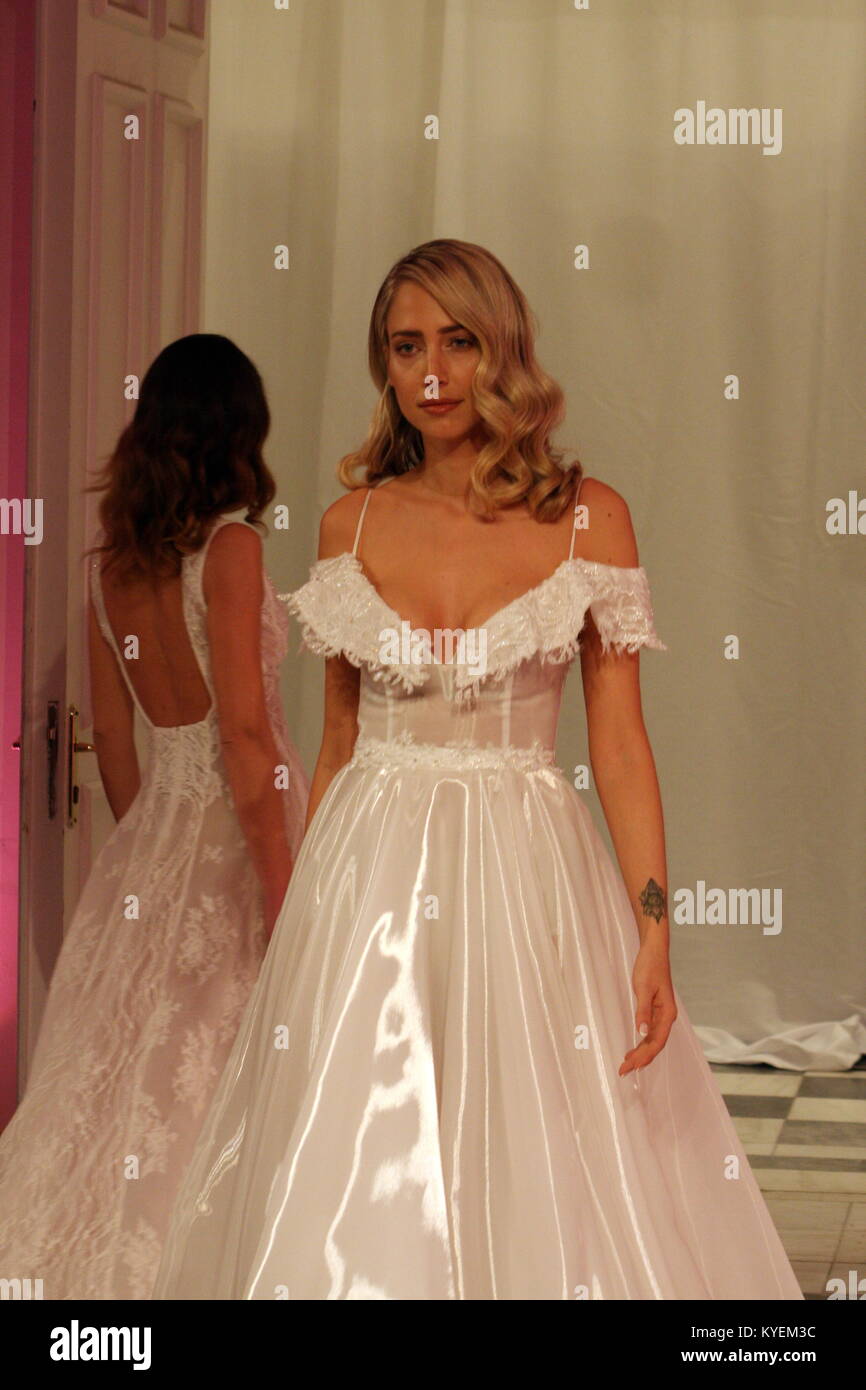 Un modèle porte une création de designer de mode Kathy Heyndels. Le premier jour de la semaine de la mode nuptiale dans Megaro Zappeio à Athènes où les créateurs de mode grec montrent les tendances de la suite nuptiale, robe de soirée et costumes. (Photo de George/Panagakis Pacific Press) Banque D'Images