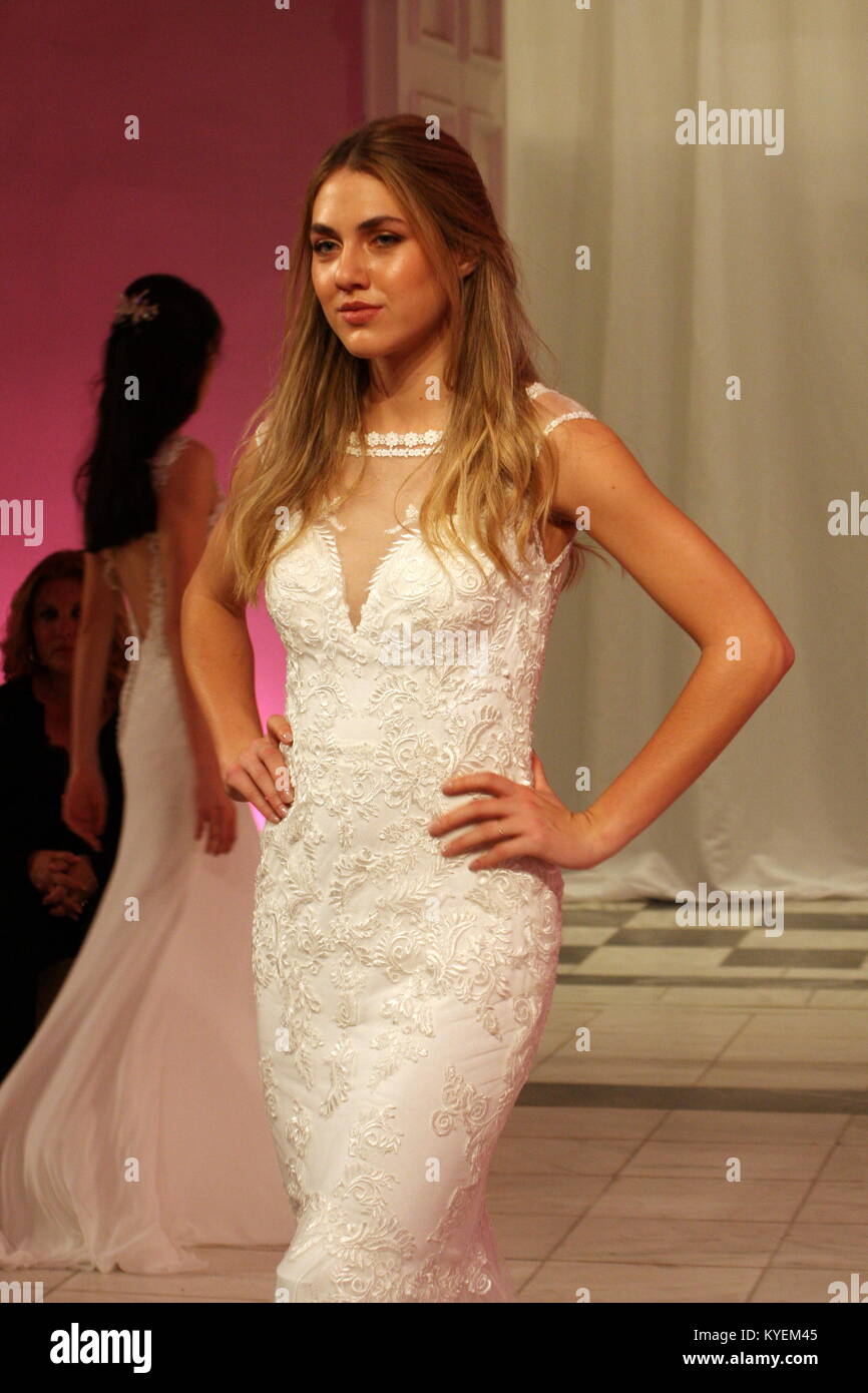 Un modèle porte une création de designer de mode Michalis Maniatis. Le premier jour de la semaine de la mode nuptiale dans Megaro Zappeio à Athènes où les créateurs de mode grec montrent les tendances de la suite nuptiale, robe de soirée et costumes. (Photo de George/Panagakis Pacific Press) Banque D'Images