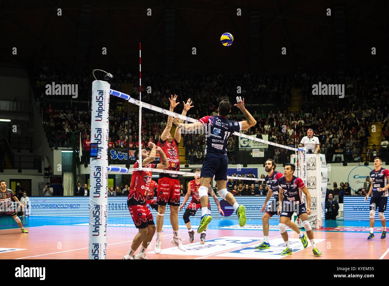 Plotnytskyi Oleg # 17 fait concurrence au cours d'un match entre le Groupe GI1 Monza v Sir Safety Pérouse Conad (Photo par Mairo Cinquetti/Pacific Press) Banque D'Images