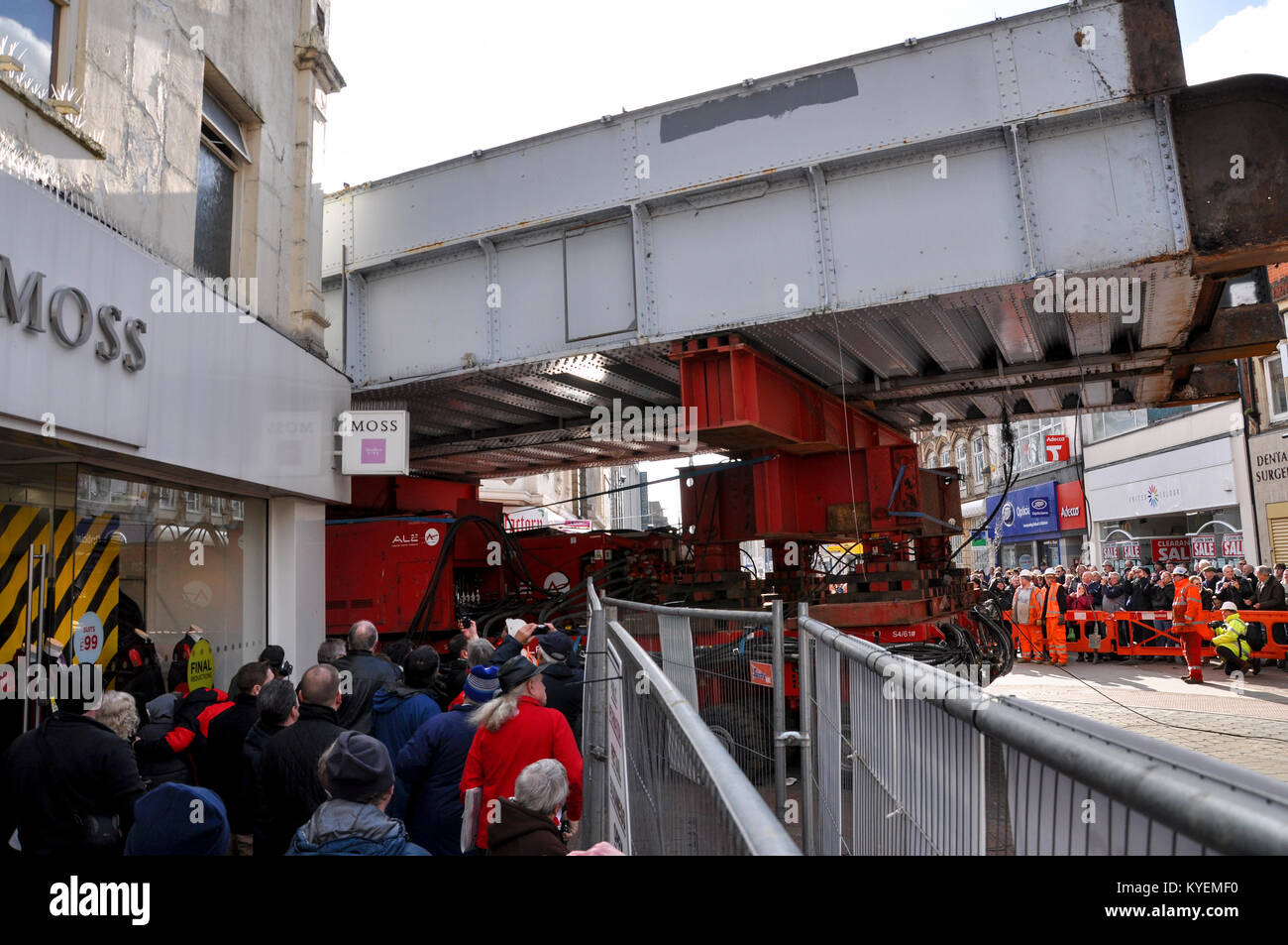 ALE et de l'Ingénierie Les ingénieurs de Network Rail Transport de vieux pont de chemin de fer le long de la rue principale à Southend-on-Sea en utilisant le système de transport modulaire Banque D'Images
