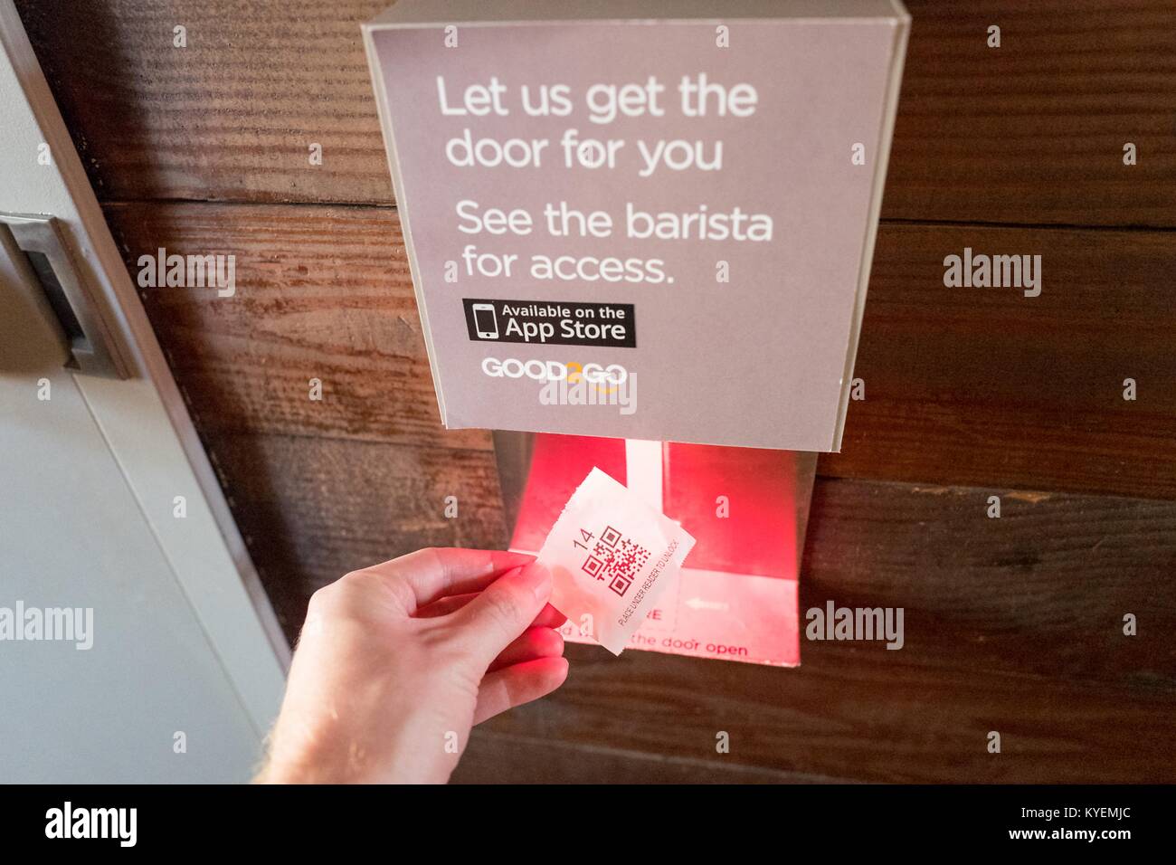 Main d'un homme présentant un QR code imprimé à un scanner laser afin d'accéder à une salle de bains automatisé installé par la technologie Bon démarrage 2 Rendez-vous dans le sud de Market (SoMa) quartier de San Francisco, Californie, 13 octobre 2017. SoMa est connu pour avoir la plus forte concentration d'entreprises technologiques et d'entreprises d'une région à l'échelle mondiale. () Banque D'Images