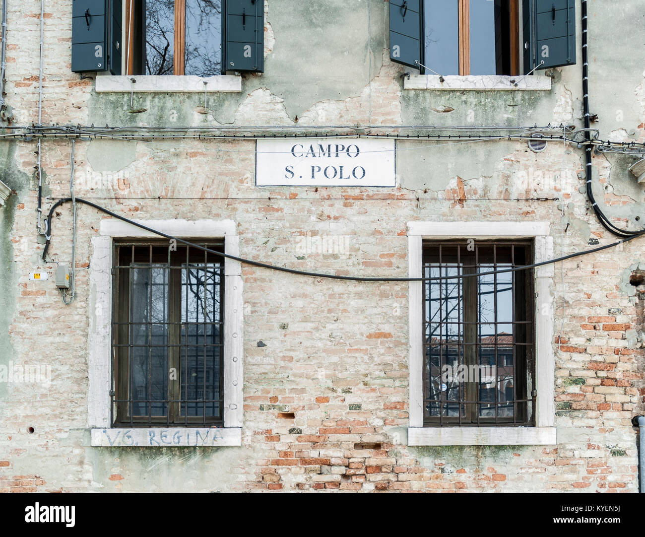 À VENISE Le 9 mars : windows d'un vieux bâtiment dans S.Polo carré ( Campo S.Polo ),Venise,Italie,sur Mars 9,2017. Banque D'Images