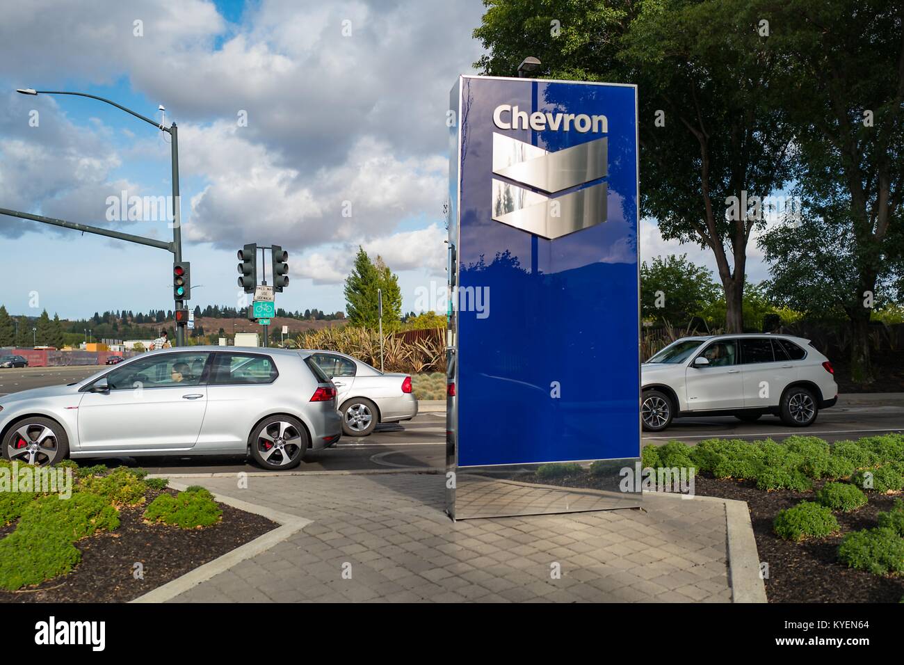 Les voitures roulent passé signer avec logo à l'entrée du siège mondial de la compagnie pétrolière Chevron dans l'Évêque Ranch office park à San Ramon, Californie, le 20 octobre 2017. () Banque D'Images