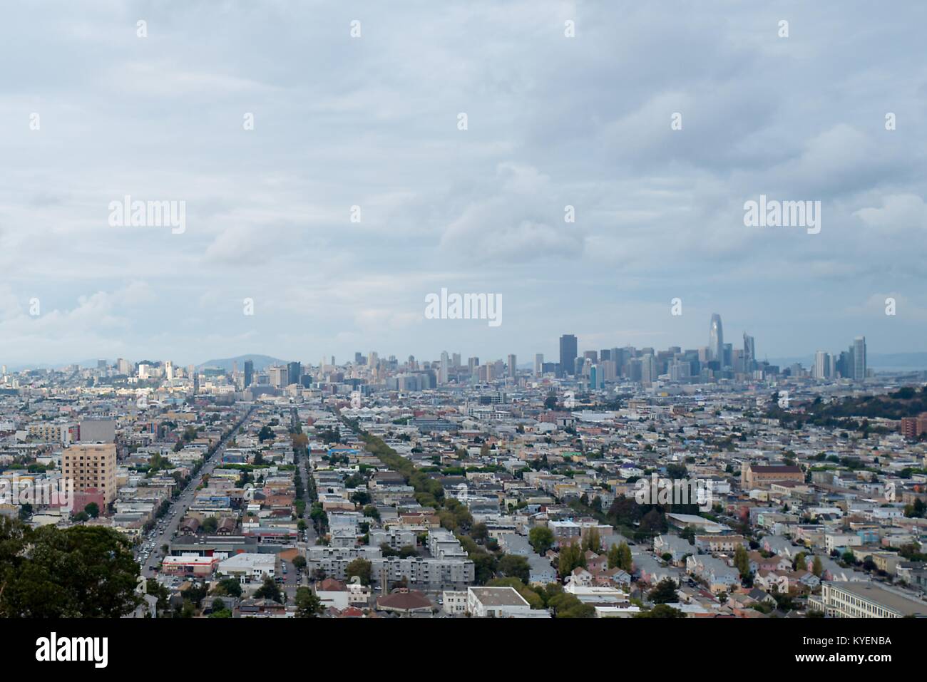 Vue aérienne de l'horizon urbain de San Francisco, Californie, ainsi que la Mission District, Potrero Hill, South of Market, et Dolores Heights quartier sous un ciel dramatique, le 3 novembre 2017. () Banque D'Images