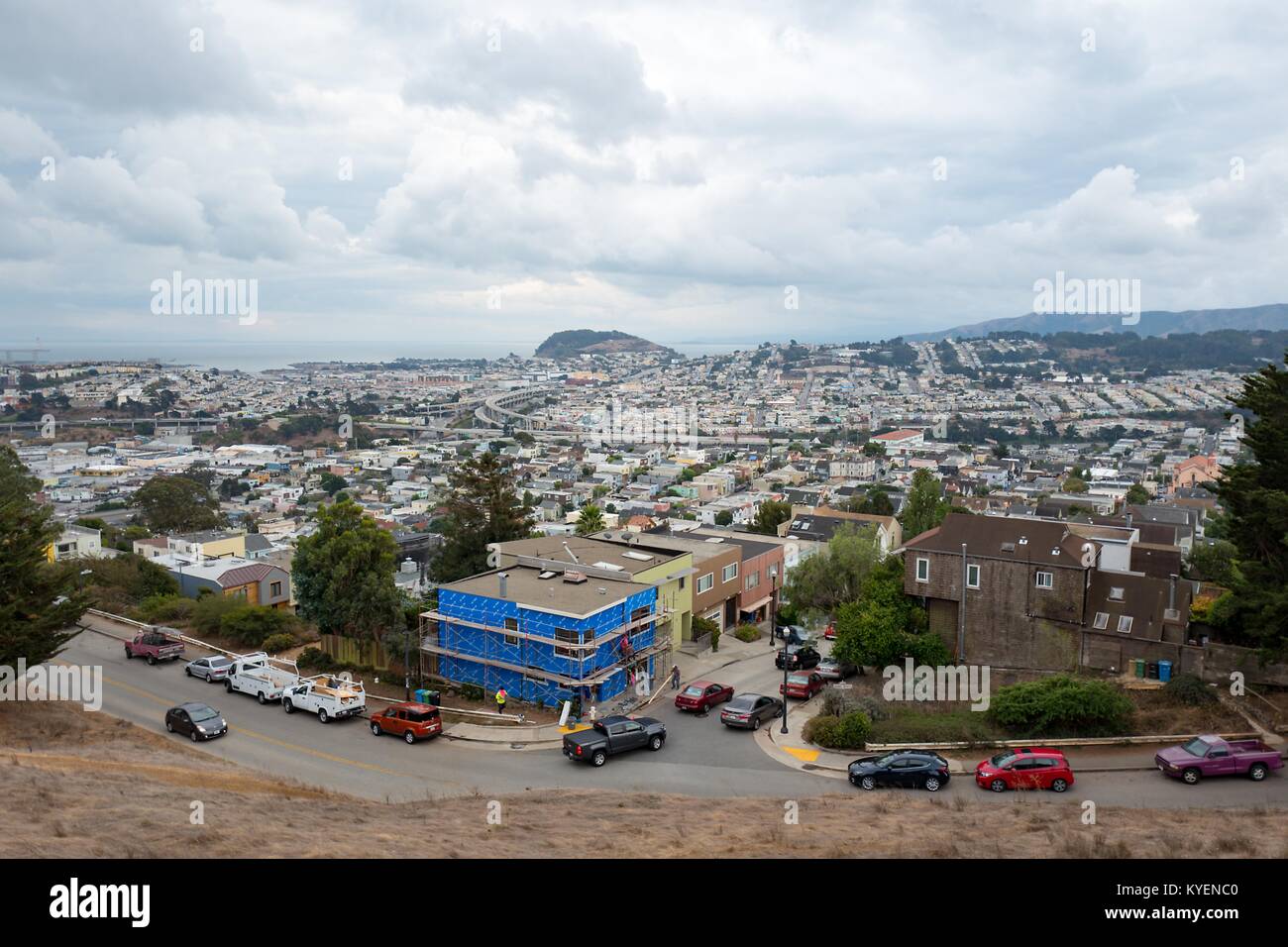 Vue aérienne de Bernal Heights de South San Francisco, Californie et Daly City, en Californie, y compris l'Excelsior, Mission extérieure et Portola quartiers et l'intersection de la route 101 et l'Interstate 280, à l'image, le 3 novembre 2017. () Banque D'Images