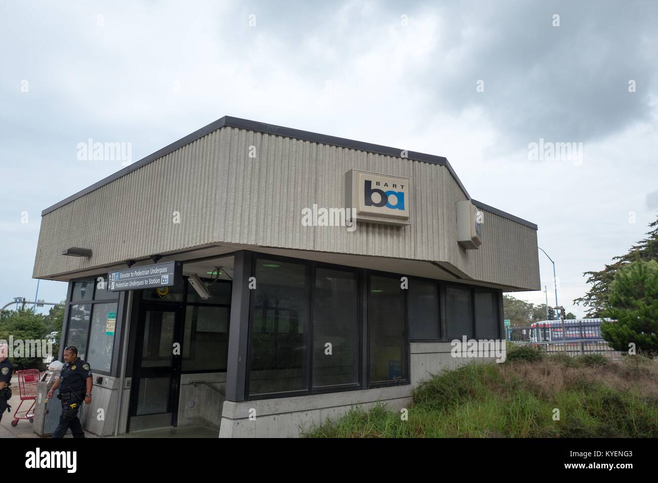 Entrée de la Bay Area Rapid Transit (BART) station de train de banlieue dans la région de la baie de San Francisco ville de Daly City, en Californie, le 3 novembre 2017. () Banque D'Images