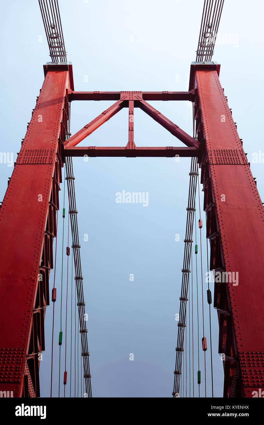 Vue symétrique Lakshman Jhula une chaîne bridge contre le ciel bleu. Banque D'Images