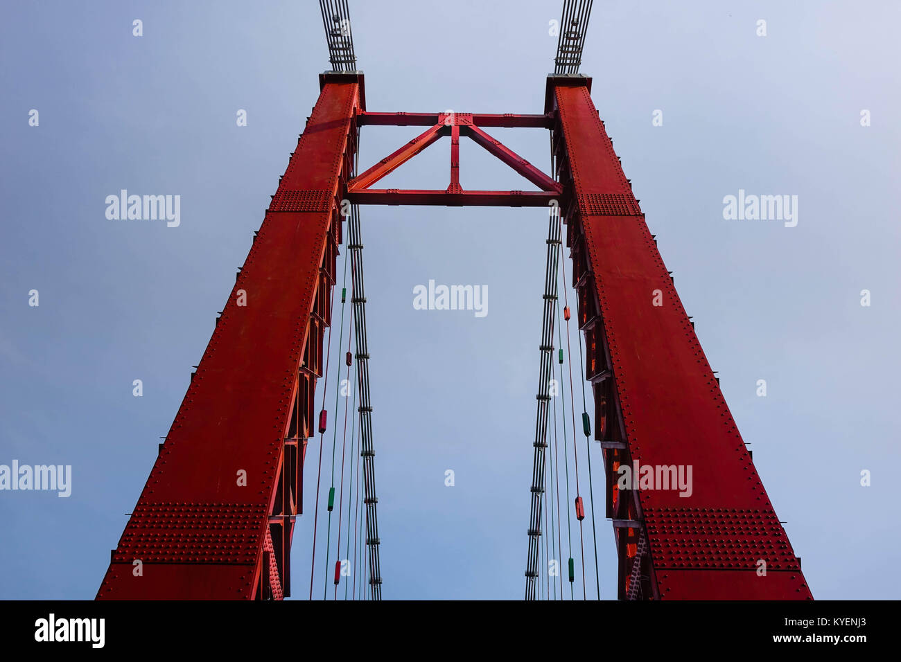 Vue symétrique Lakshman Jhula une chaîne bridge contre le ciel bleu. Banque D'Images